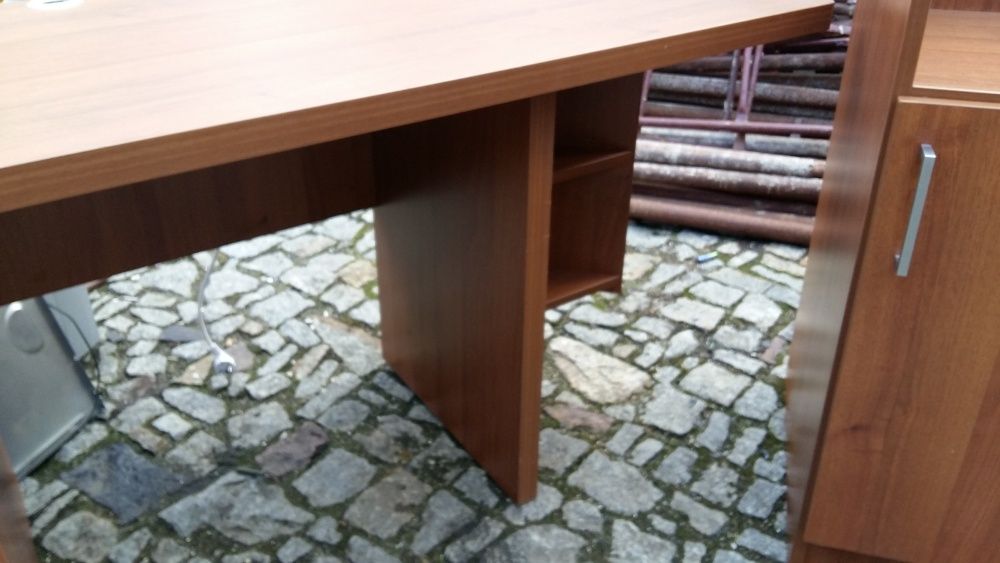 Zestaw do biura, biurko narożne, szafka i niska szafka na akta, torbę