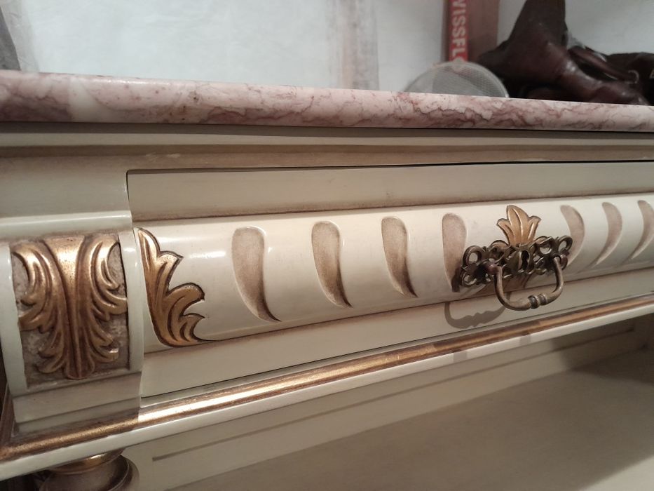 Credencia lacada antiga e espelho