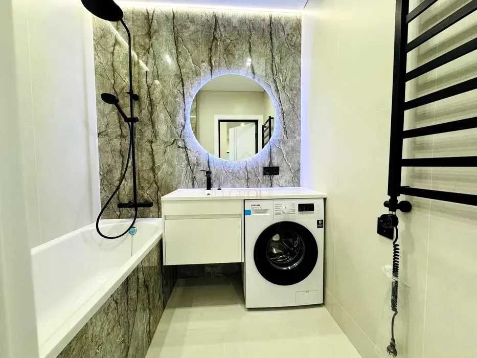 НОВА!!!  2 кім. квартира з ремонтом та меблями В ЦЕНТРІ