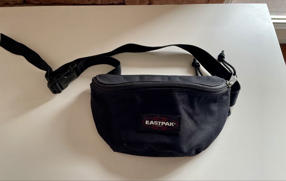 Eastpak nerka czarna saszetka torebka na zamek usa