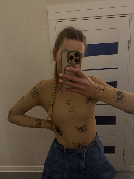боді з татуюваннями