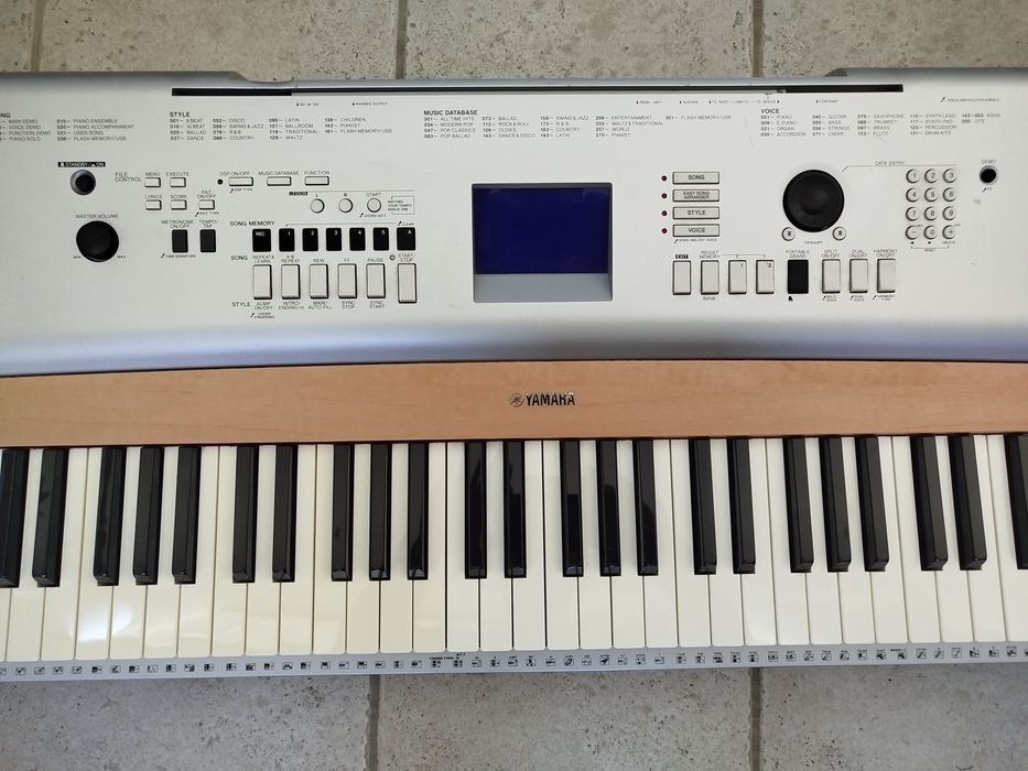 Piano Yamaha DGX 630