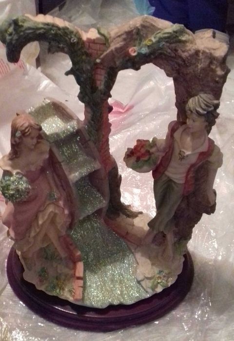 Estatueta Casal Menino e Menina