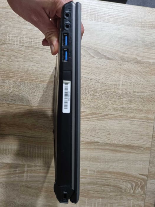 Biznesowy laptop Fujitsu E744