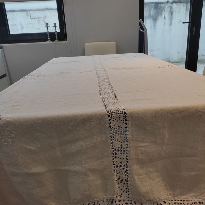 Duas toalhas de mesa em linho, crochê e bordado