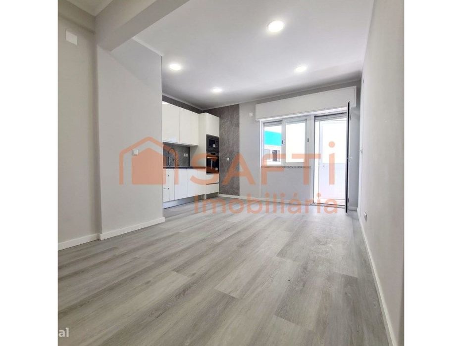 Apartamento T1 com varanda remodelado, na Amadora