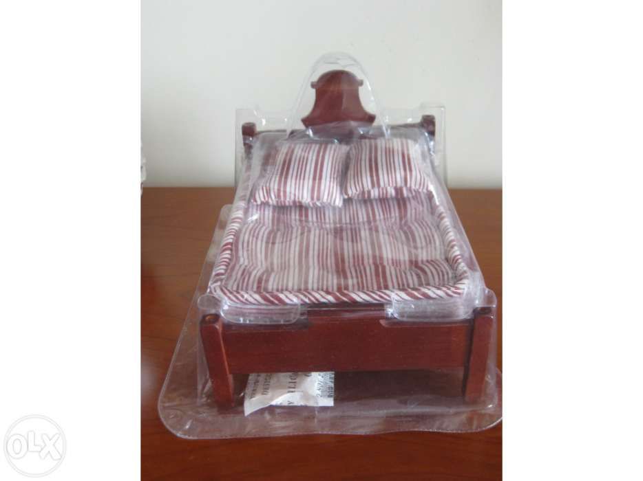 Miniatura de cama de casal com coberta - Casa de Bonecas