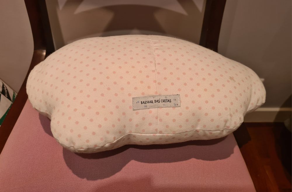 Almofada decorativa para quarto de bebé menina