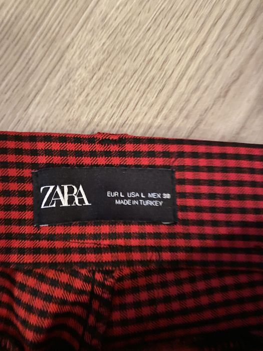 Czerwone spodnie w czarną kratę Zara rozm. L
