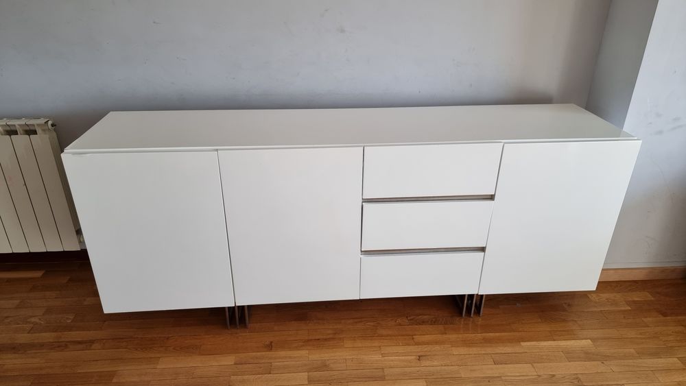 Aparador branco lacado com umas simples mazelas...Medidas 210 /85/55 c