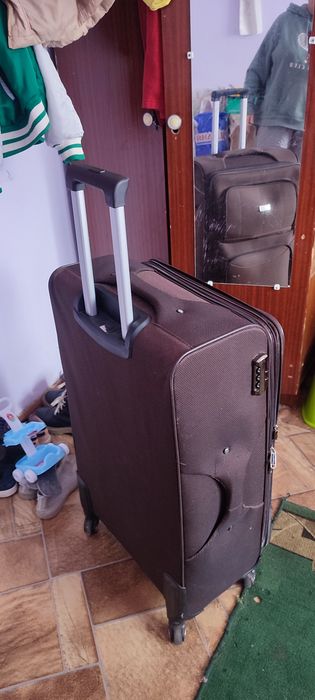 Чемодан в идеальном состоянии очень большой