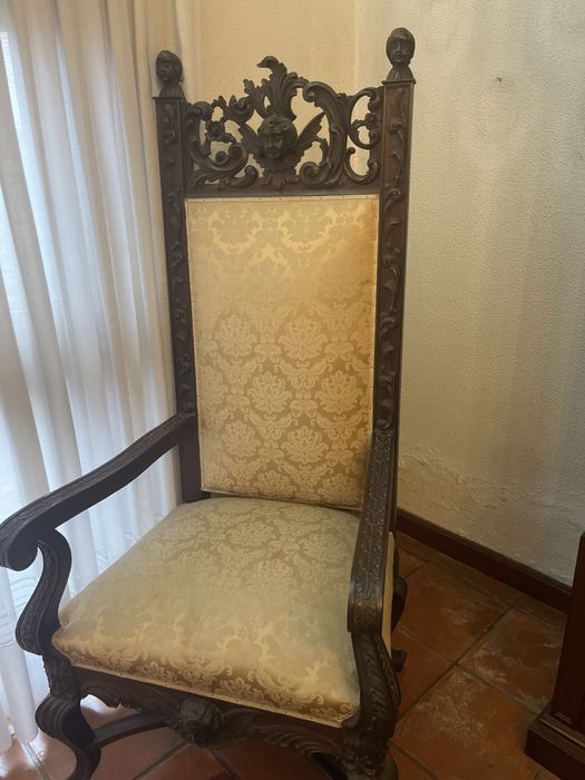 Cadeirao de rei e poltronas
