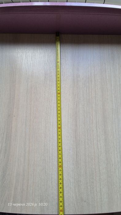 Дитячий стіл для навчання.