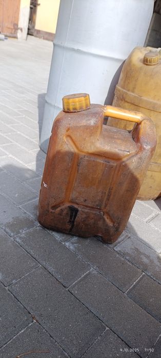 Zestaw pięciu pustych beczek