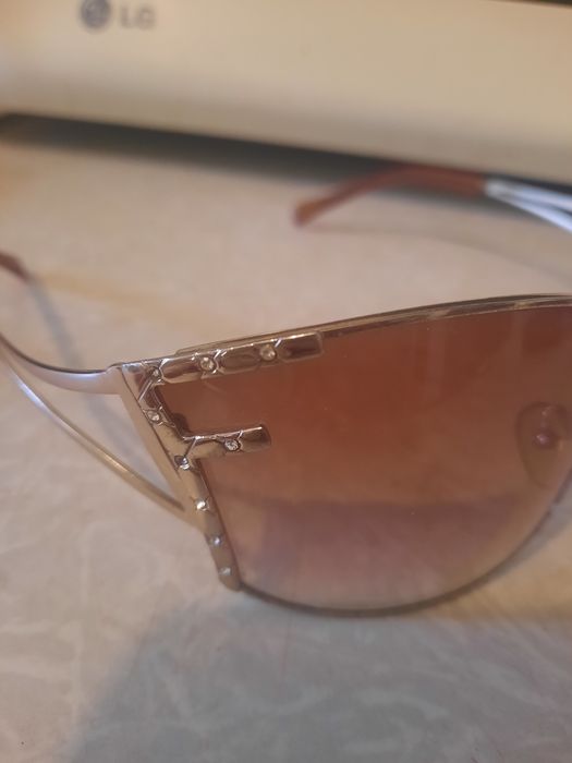 Cолнцезащитные очки Fendi и еще две пары...