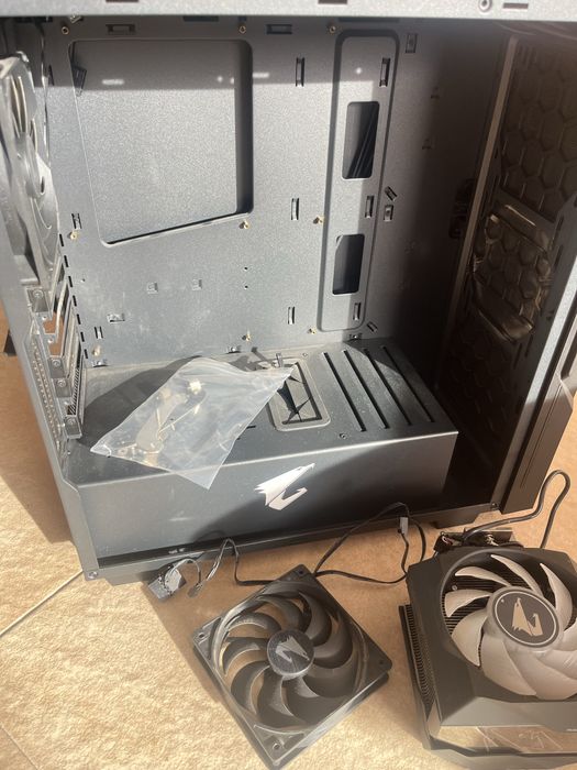 Caixa ATX Gigabyte Aorus C300 GlassRGB com janela preta