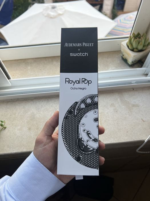 Swatch Royal Pop - Ocho Negro