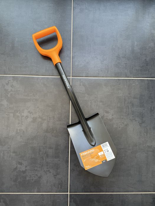 Лопата коротка штикова Fiskars Solid 80 cm