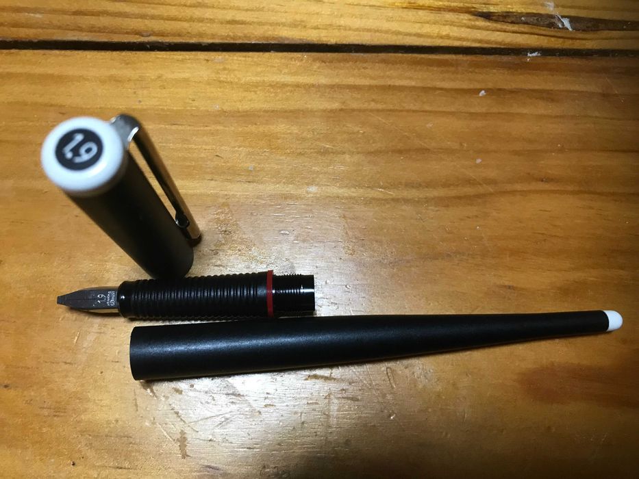 Caneta tinta permanente Rotring Artpen preta 1.1