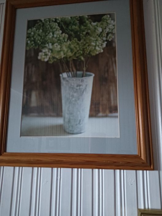 Duży obraz w drewnianej ramie. Hortensje w wazonie.