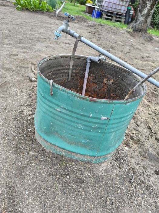Metalowa beczka na wodę lub jako złom