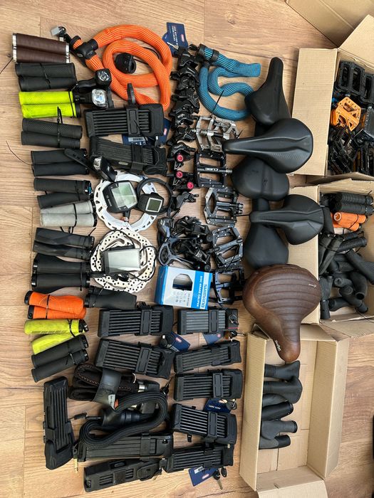 Велозапчастини в асортименті