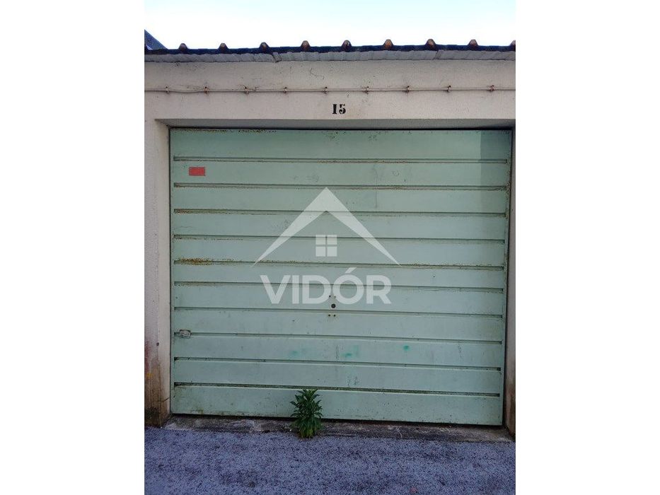 Lg. Garagem na Rua Joaquim Sottomayor nº99