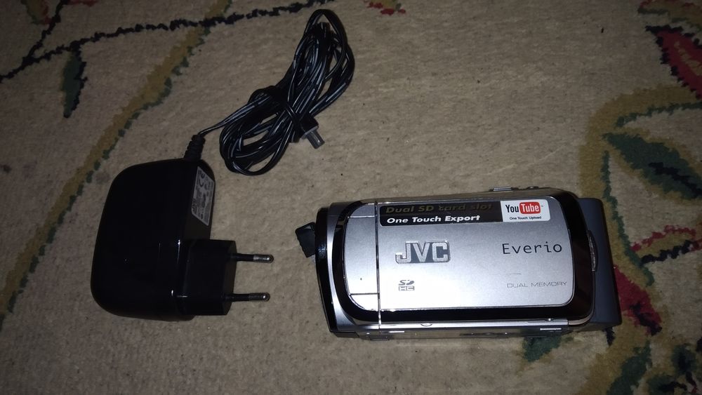 Видеокамера фирмы JVC с зарядным устройством.