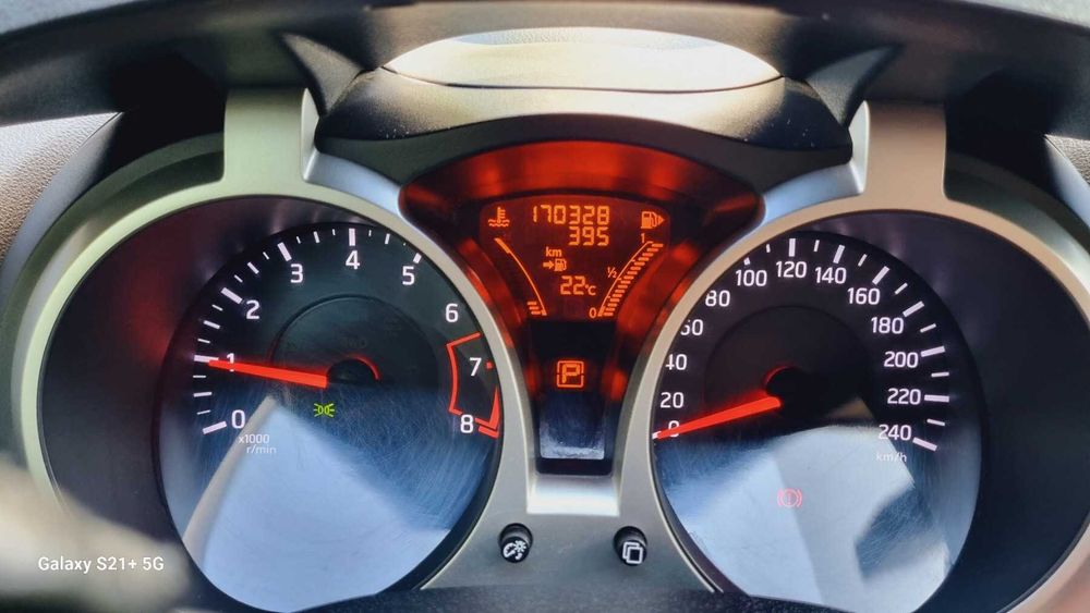 Продам автомобиль Nissan Juke 2012 года красного цвета