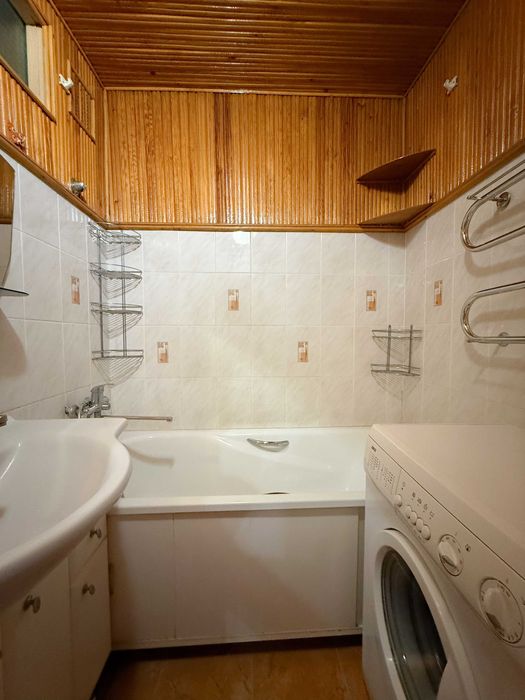 Продам 3-кімнатну квартиру в цегляному будинку.  вул.Міцкевича, 5