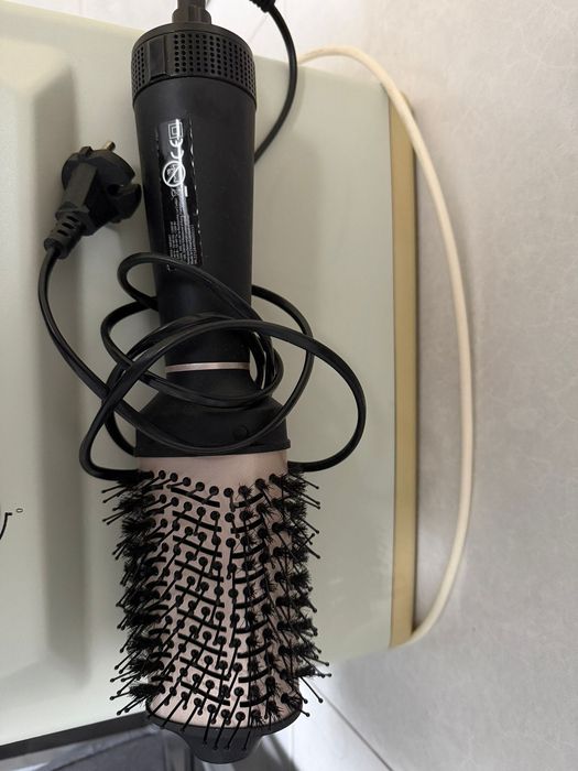 Candeeiro, banco decorativo, escova secadora, chapinha e babyliss.