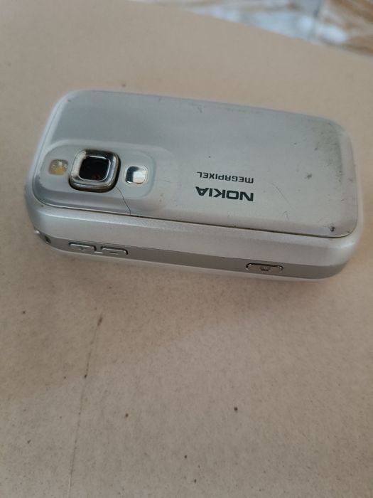 Nokia telefon z wysuwaną klawiaturą i klawiszami
