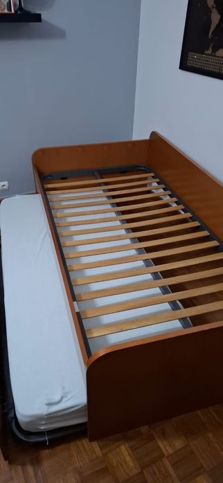 Cama individual em madeira com cama extra/gaveta incluída.