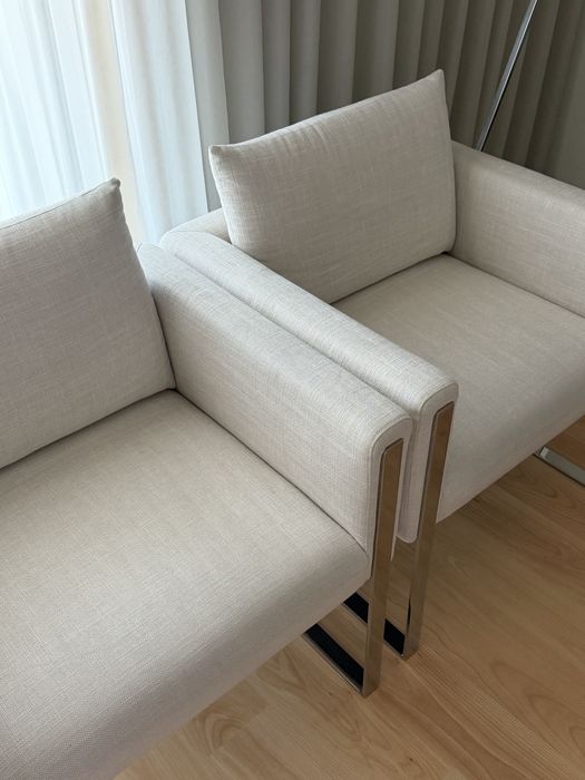 Cadeirões de sala com pés metálicos