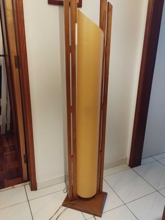 Candeeiro de pé em castanho