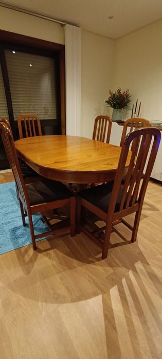 Mesa de  sala em pinho maciço com 6 cadeiras de pinho maciço