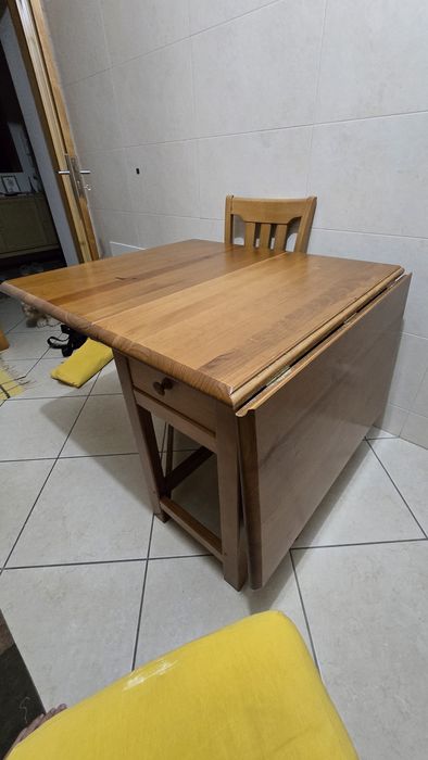 Mesa de jantar com 4 cadeiras