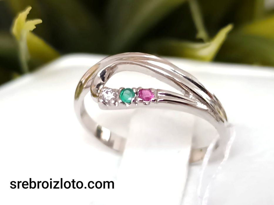 Pierścionek zaręczynowy z białego złota