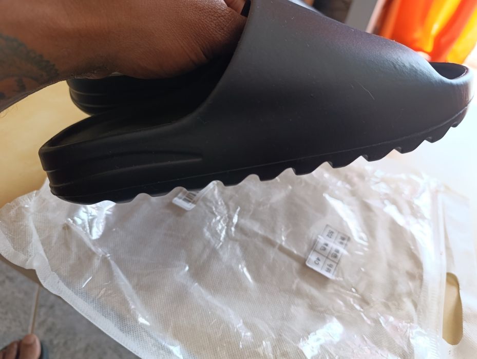 Chinelos/slides tipo yeezy unisexo