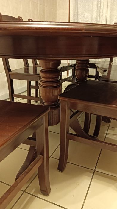 Mesa e 8 cadeiras de madeira maciça
