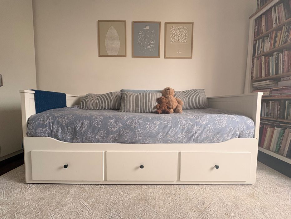 Cama Hemnes com 2 colchões incluídos.