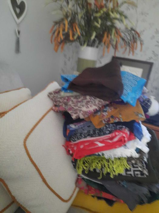 Varios lenços  e  echarpes .novas