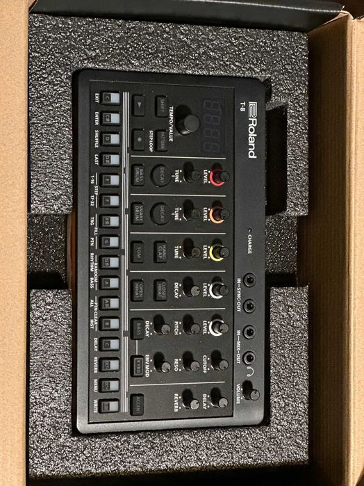Roland Aira J6 T8