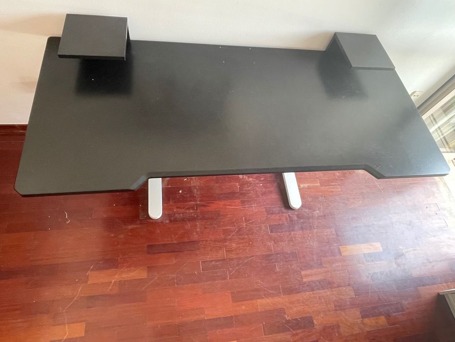Secretária de escritório IKEA tampo UPPSPEL (180 x 80) altura regulável, com suportes para colunas de som