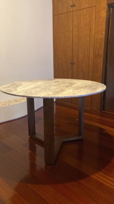 Mesa de jantar redonda da KINDA