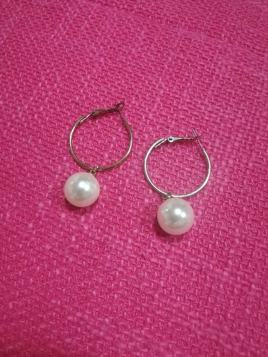 Argolas douradas com pérolas