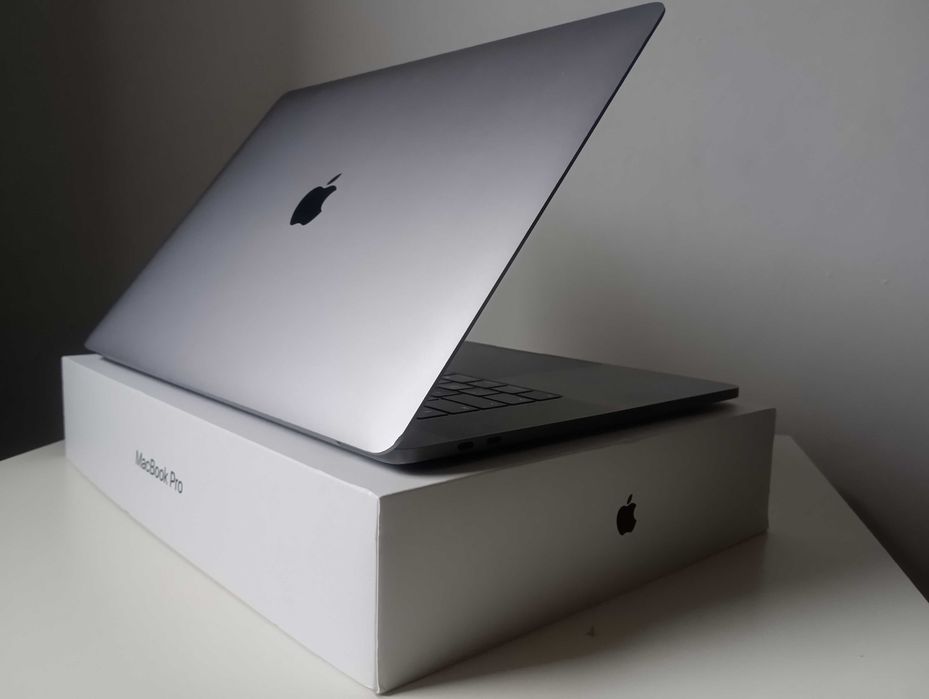 Macbook Pro A1990/15,4" Retina /i9/16GB/512GB SSD/Touch Bar/Radeon 4GB