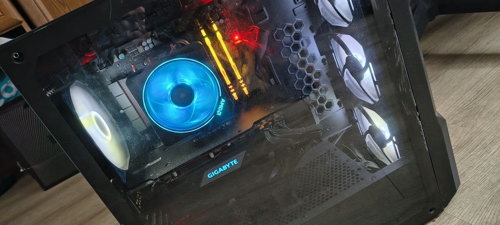 Komputer wraz z monitorem 24 cali