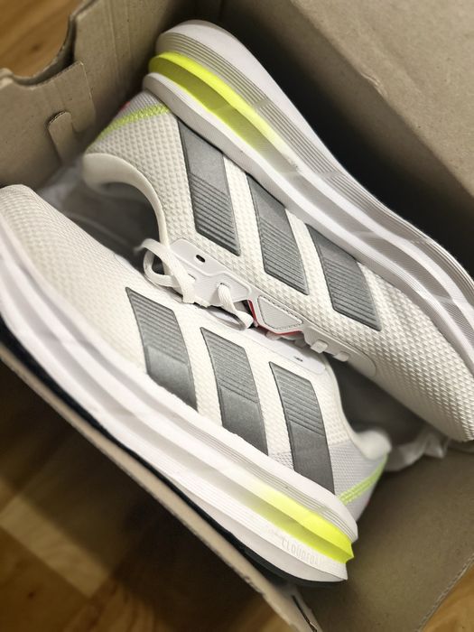 Оригинальные кроссы адидас: 3 000 грн. - Кроссовки для города