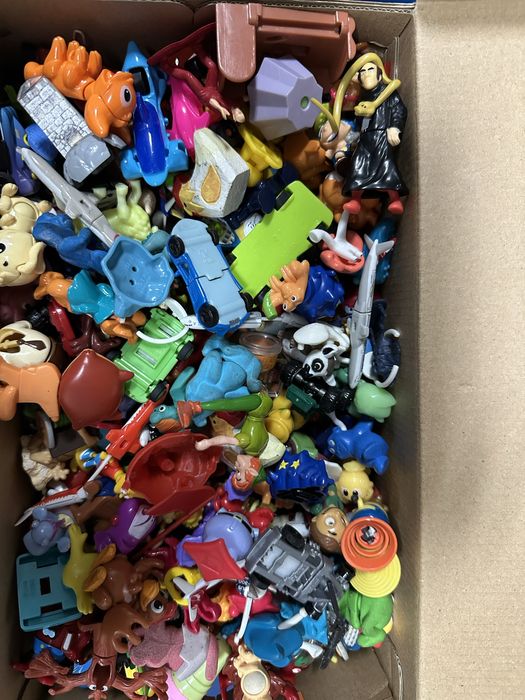 Bonecos colecionaveis de ovo kinder